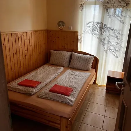 Διαμέρισμα Mediteran Fedett Medences Apartmanhaz